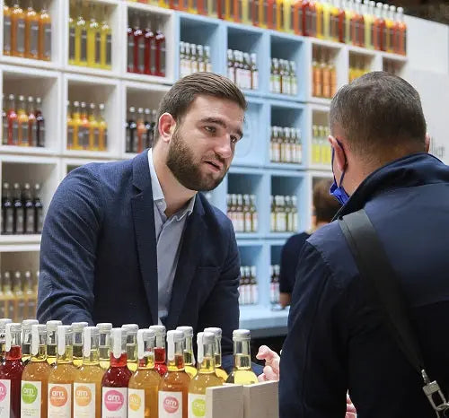 Un commercial qui parle à un client au SIRHA