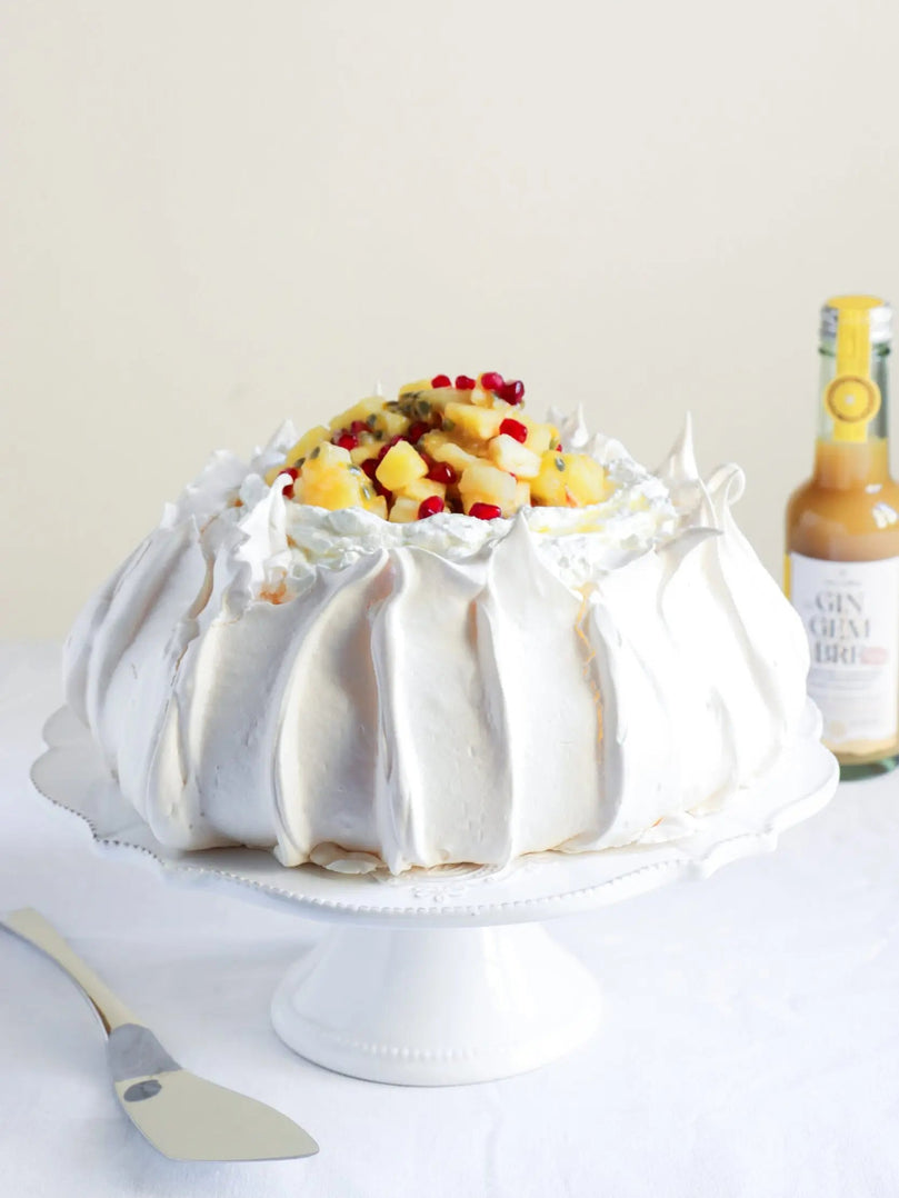Une pavlova puissante avec des fruits exotiques marinés dans Le Gingembre