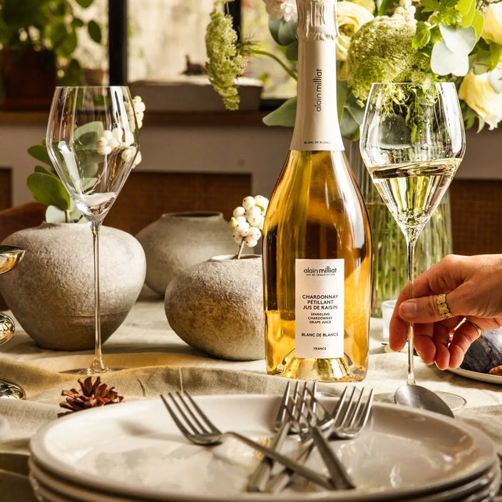 Bouteille élégante de Pétillant de Raisin Blanc de Blancs Alain Milliat à table