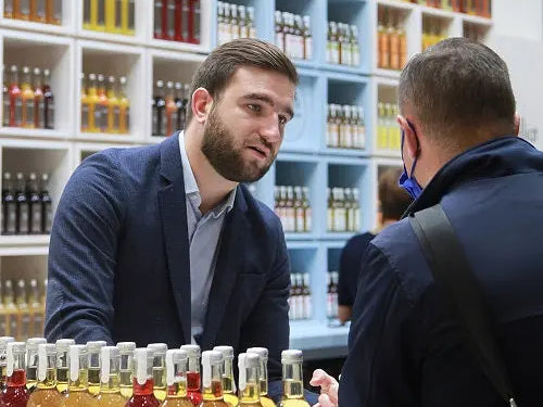Un commercial qui parle à un client au SIRHA 
