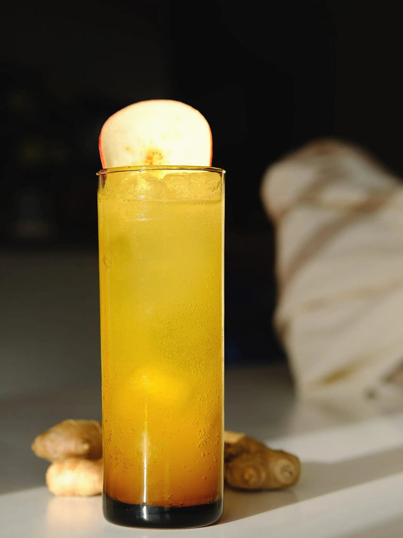 Un mocktail à base de jus de pomme reinette, eau pétillante et Le Yuzu