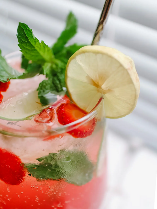 Mojito fraise avec le Nectar Fraise Sengana Alain Milliat, décoré de menthe et de fraises fraîches