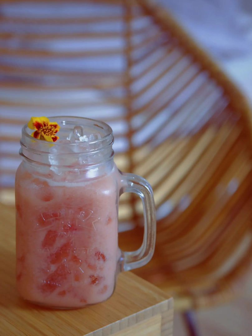 Un milkshake à base de fraise, yuzu et lait
