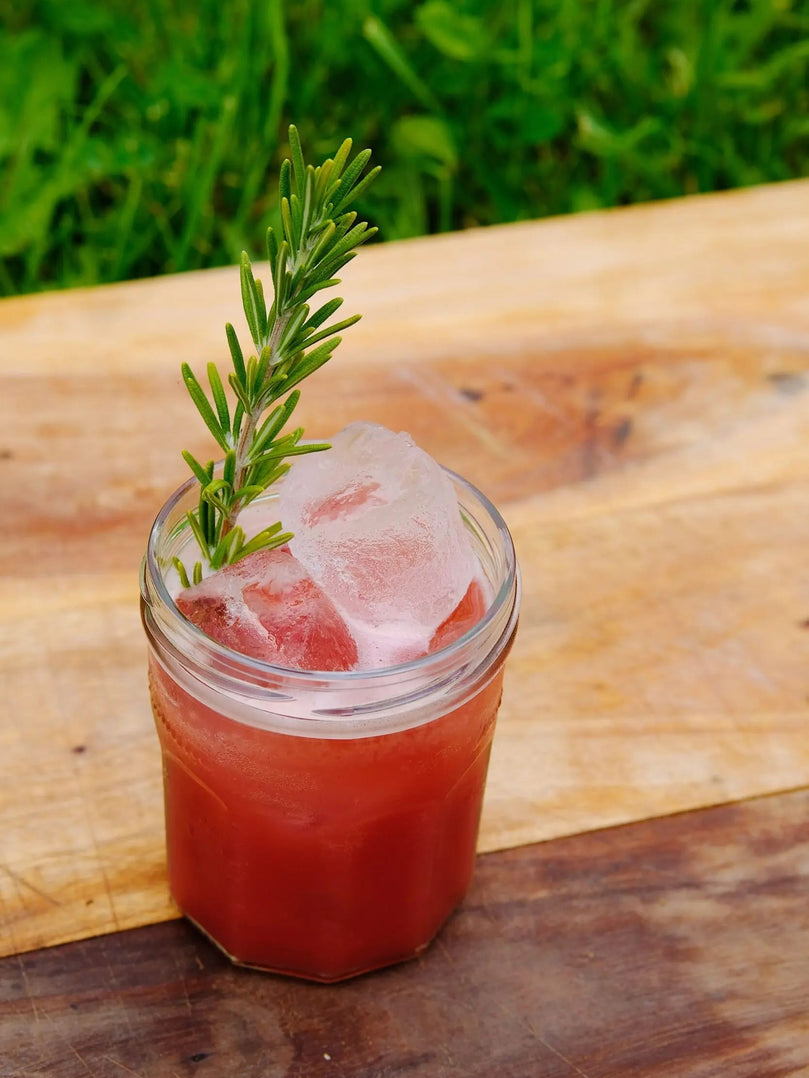 Un boisson fraîche à base de thé, nectar de pêche et Le Yuzu