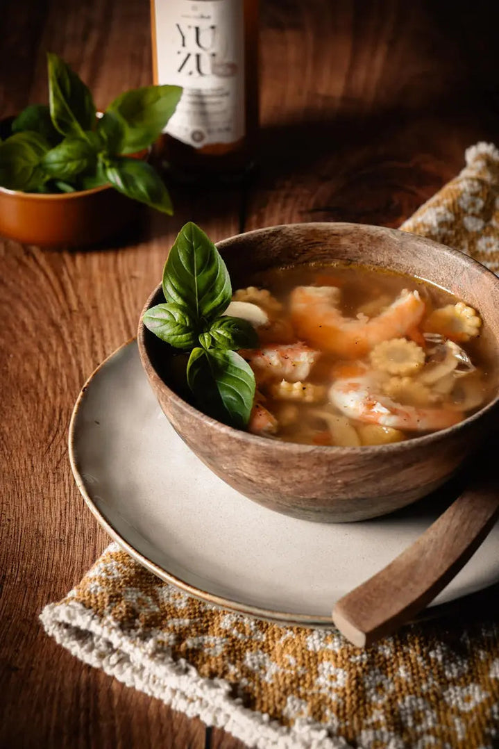 Un bouillon aux inspirations thaï à base de crevettes et légumes sautés