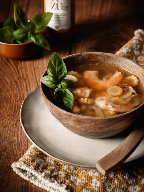 Un bouillon aux inspirations thaï à base de crevettes et légumes sautés