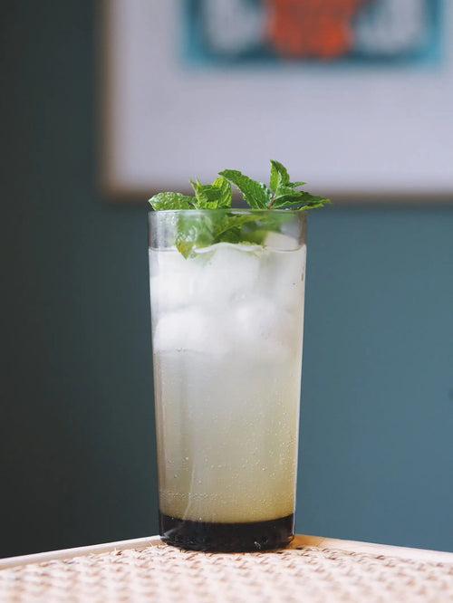 Une revisite du whisky soda, avec de l'eau pétillante, de la menthe et Le Yuzu