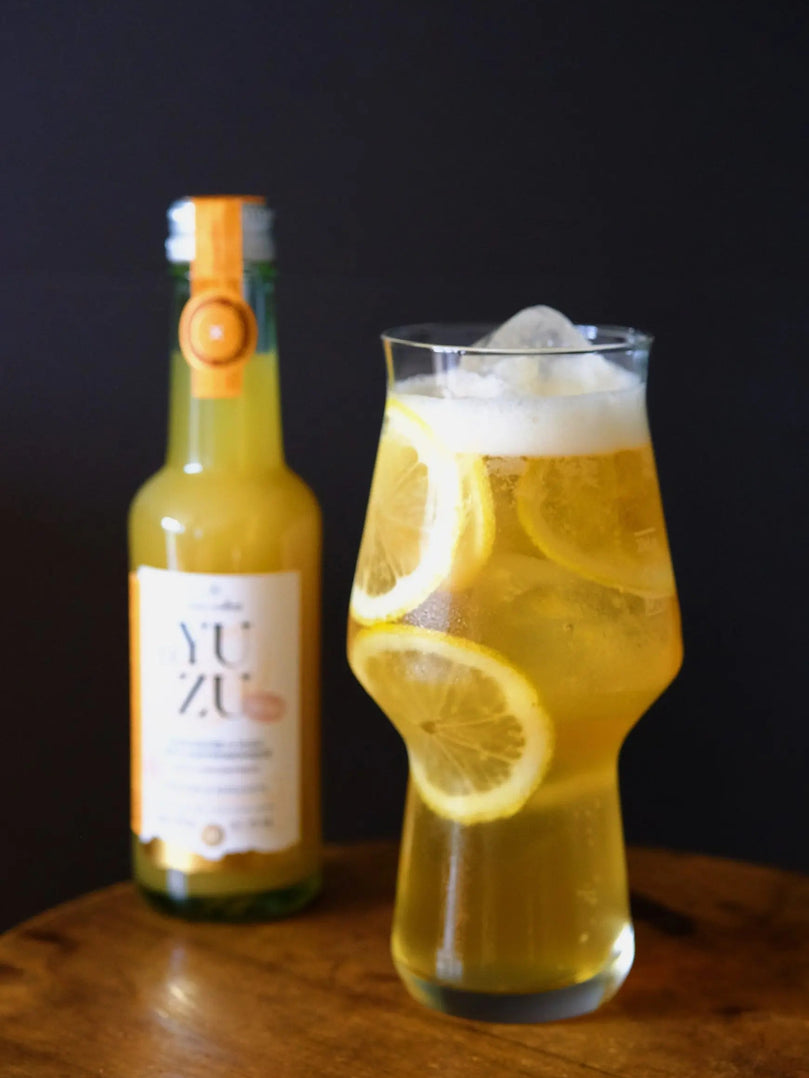 Un mocktail à base de bière sans alcool, citron et yuzu